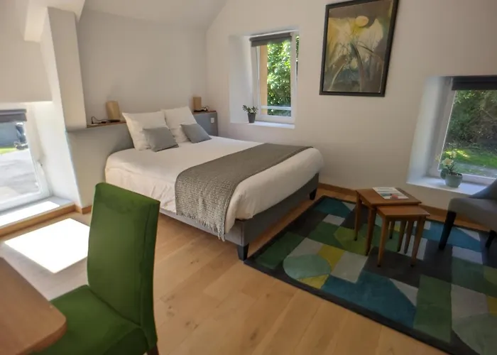 Le Clos Du Val Bed & Breakfast